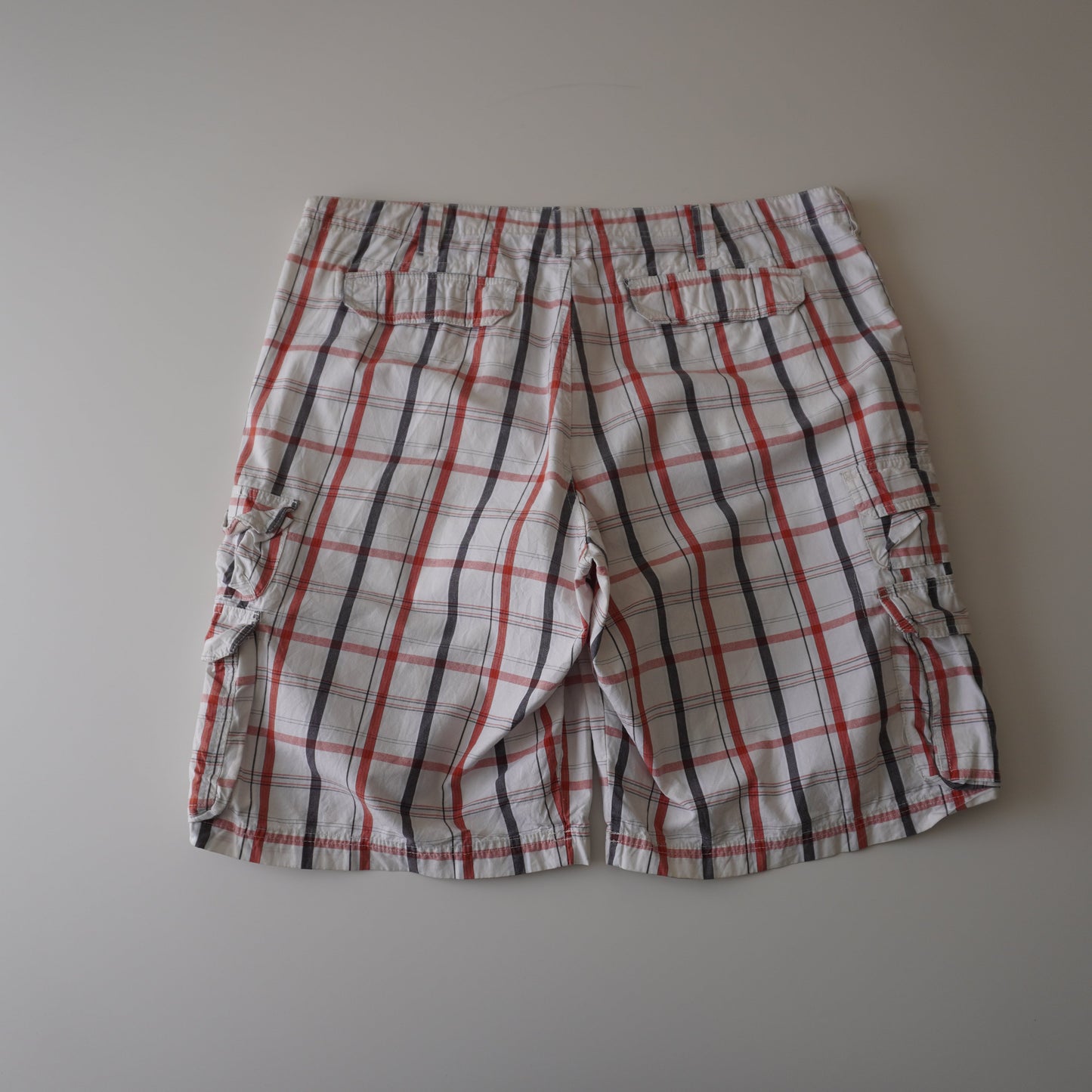 Thrifted – Short Cargo Blanco Lee Dungarees con Líneas Naranjas y Negras Talla 40 USA | Cintura 53 cm | Largo 58 cm