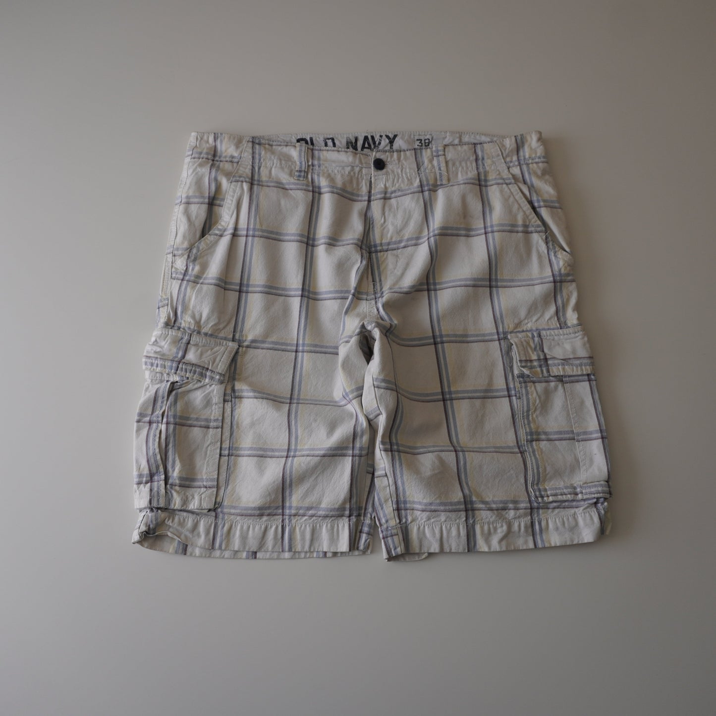 Thrifted – Short Cargo Blanco Old Navy con Líneas Burdeo, Celeste y Amarillas Talla 38 USA | Cintura 54 cm | Largo 59 cm