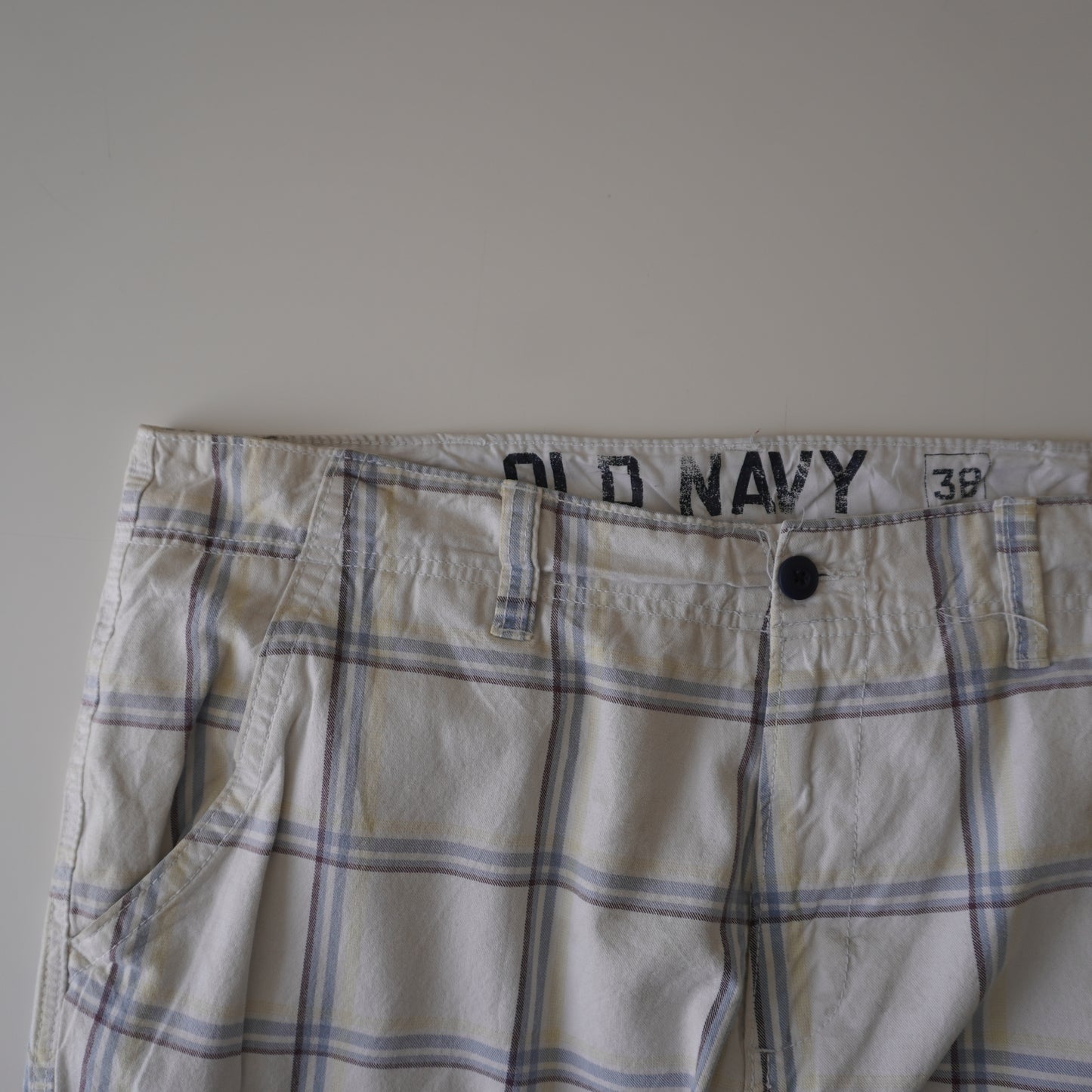 Thrifted – Short Cargo Blanco Old Navy con Líneas Burdeo, Celeste y Amarillas Talla 38 USA | Cintura 54 cm | Largo 59 cm