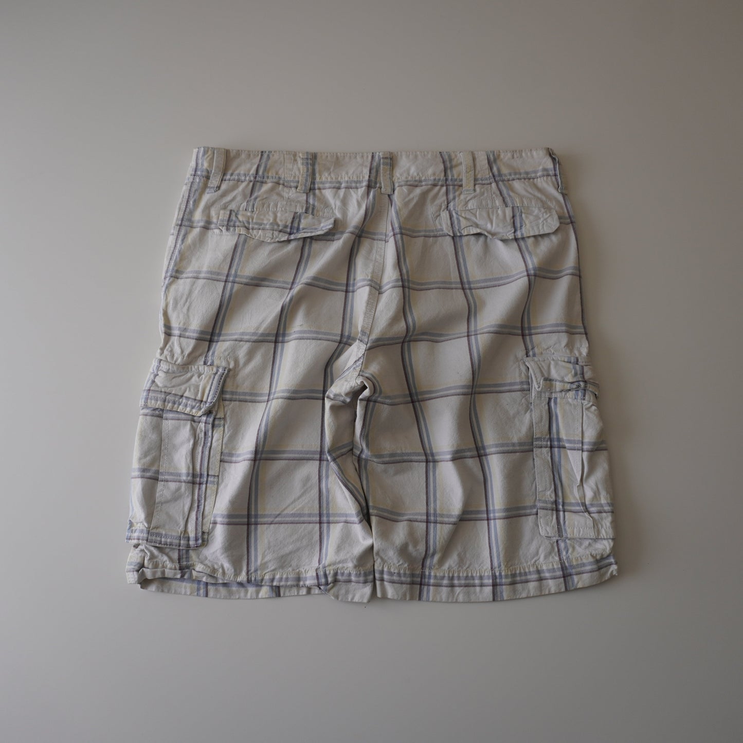 Thrifted – Short Cargo Blanco Old Navy con Líneas Burdeo, Celeste y Amarillas Talla 38 USA | Cintura 54 cm | Largo 59 cm