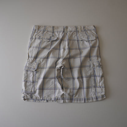 Thrifted – Short Cargo Blanco Old Navy con Líneas Burdeo, Celeste y Amarillas Talla 38 USA | Cintura 54 cm | Largo 59 cm