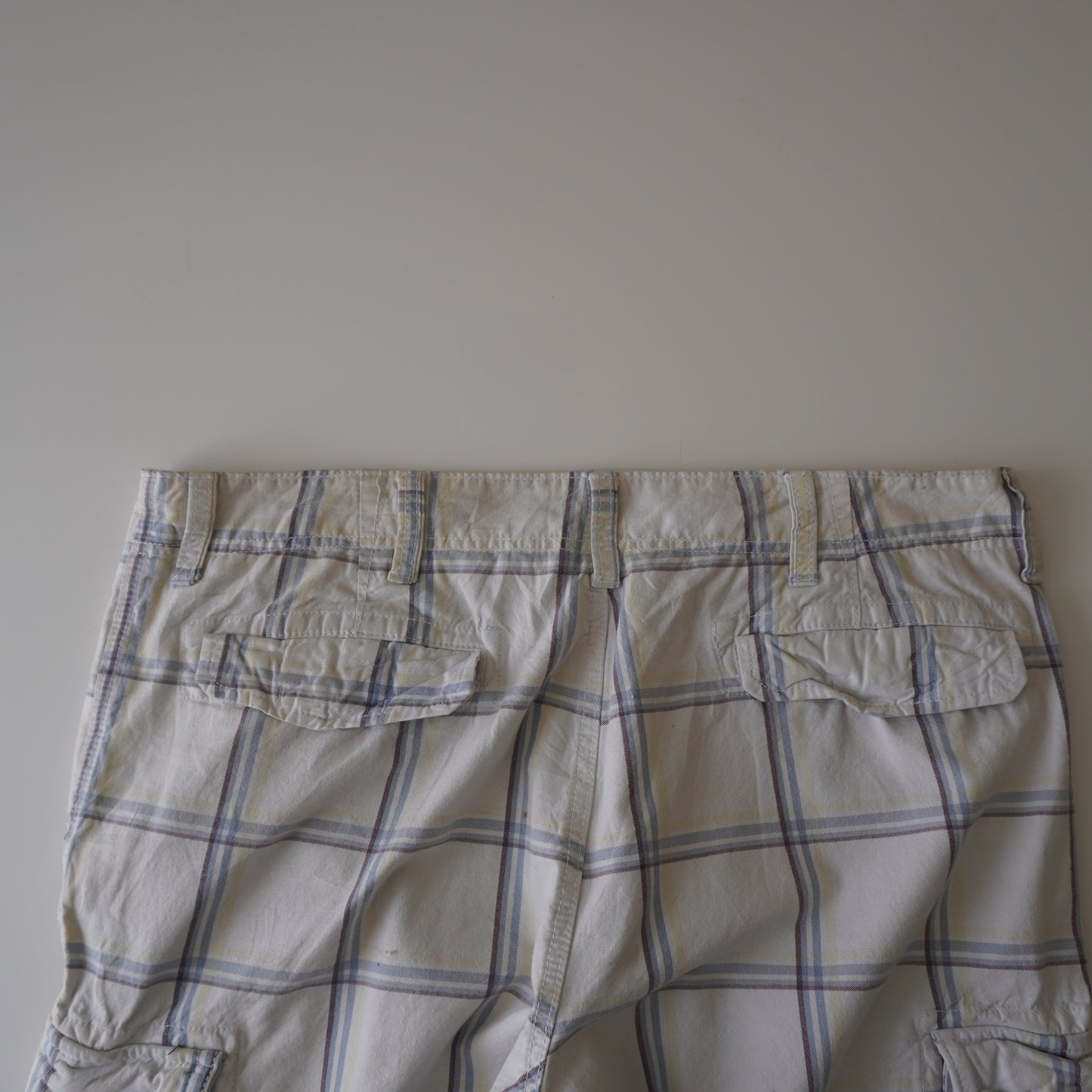Thrifted – Short Cargo Blanco Old Navy con Líneas Burdeo, Celeste y Amarillas Talla 38 USA | Cintura 54 cm | Largo 59 cm