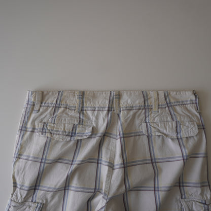 Thrifted – Short Cargo Blanco Old Navy con Líneas Burdeo, Celeste y Amarillas Talla 38 USA | Cintura 54 cm | Largo 59 cm
