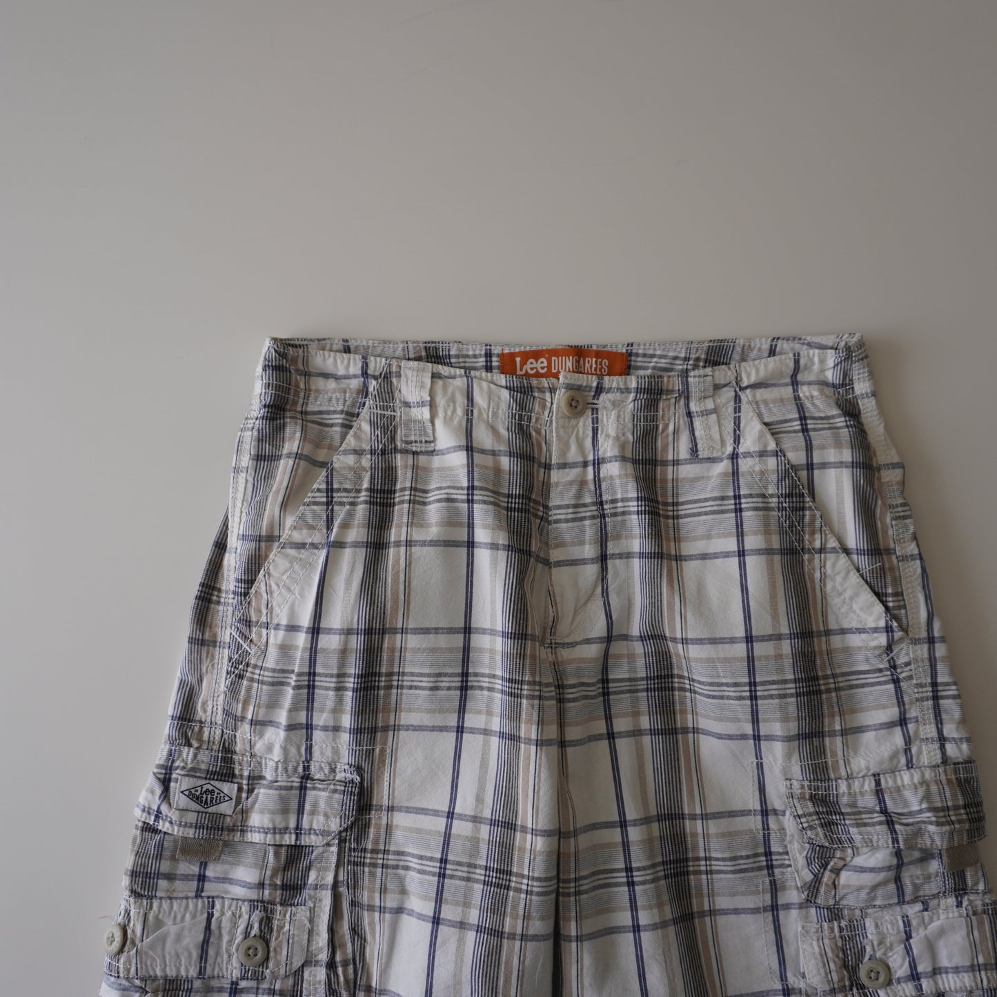 Thrifted – Short Cargo Blanco Lee Dungarees con Líneas Azules y Café Talla 29 USA | Cintura 49 cm | Largo 50 cm