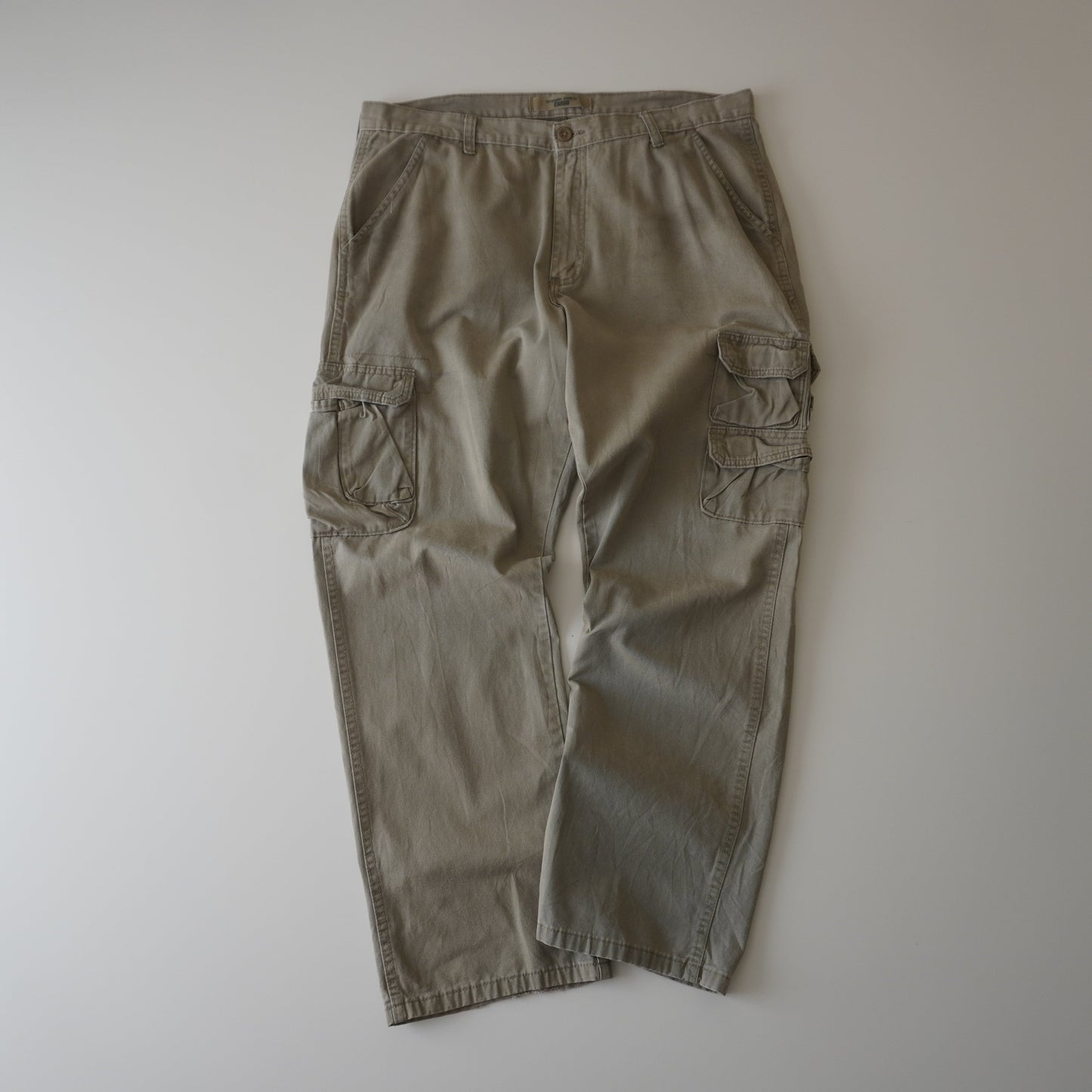 Thrifted – Pantalón Cargo Wrangler Talla 48x32 USA | Cintura 50 cm | Largo 107 cm | Talón 24 cm