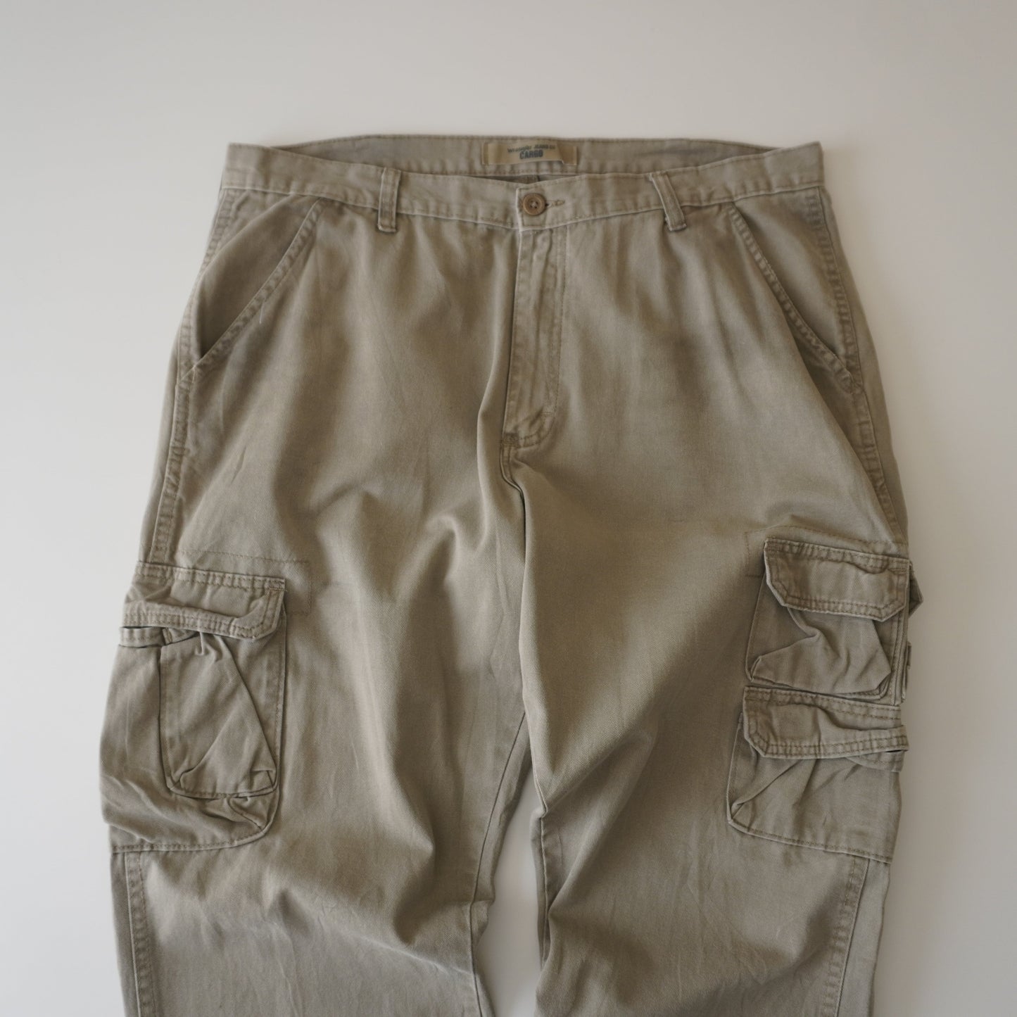 Thrifted – Pantalón Cargo Wrangler Talla 48x32 USA | Cintura 50 cm | Largo 107 cm | Talón 24 cm
