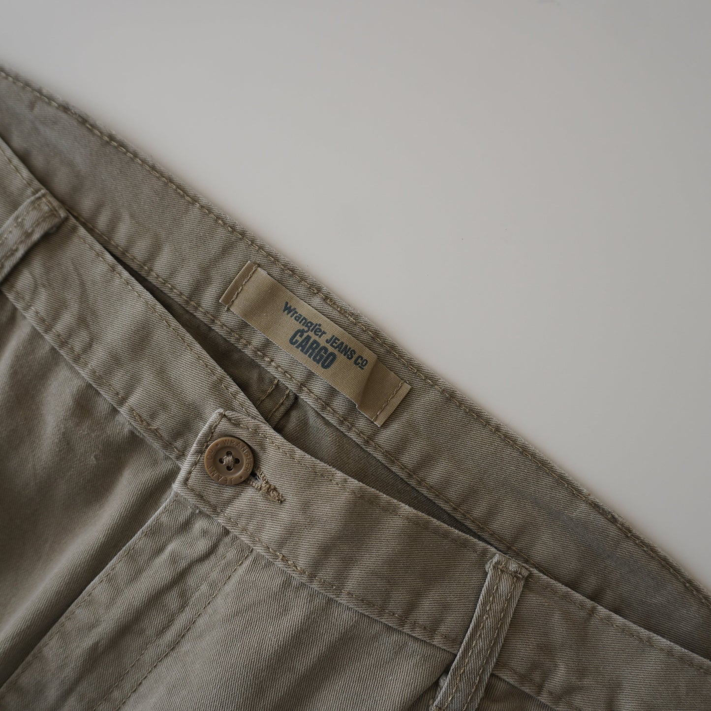 Thrifted – Pantalón Cargo Wrangler Talla 48x32 USA | Cintura 50 cm | Largo 107 cm | Talón 24 cm