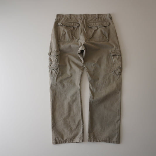Thrifted – Pantalón Cargo Wrangler Talla 48x32 USA | Cintura 50 cm | Largo 107 cm | Talón 24 cm