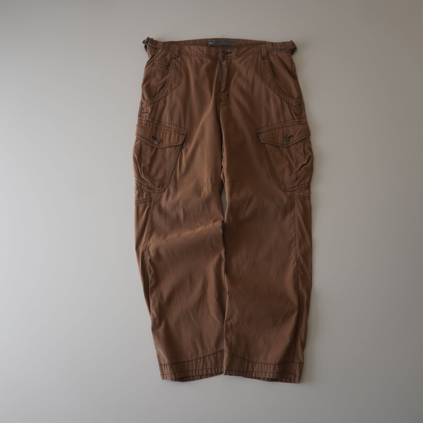Thrifted – Pantalón Cargo Café REI Outdoor Talla 36x30 USA | Cintura 46 cm | Largo 102 cm | Talón 22 cm