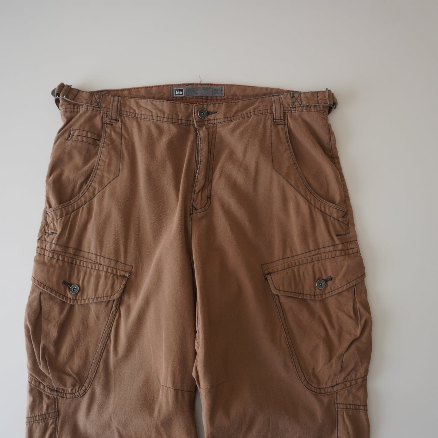 Thrifted – Pantalón Cargo Café REI Outdoor Talla 36x30 USA | Cintura 46 cm | Largo 102 cm | Talón 22 cm