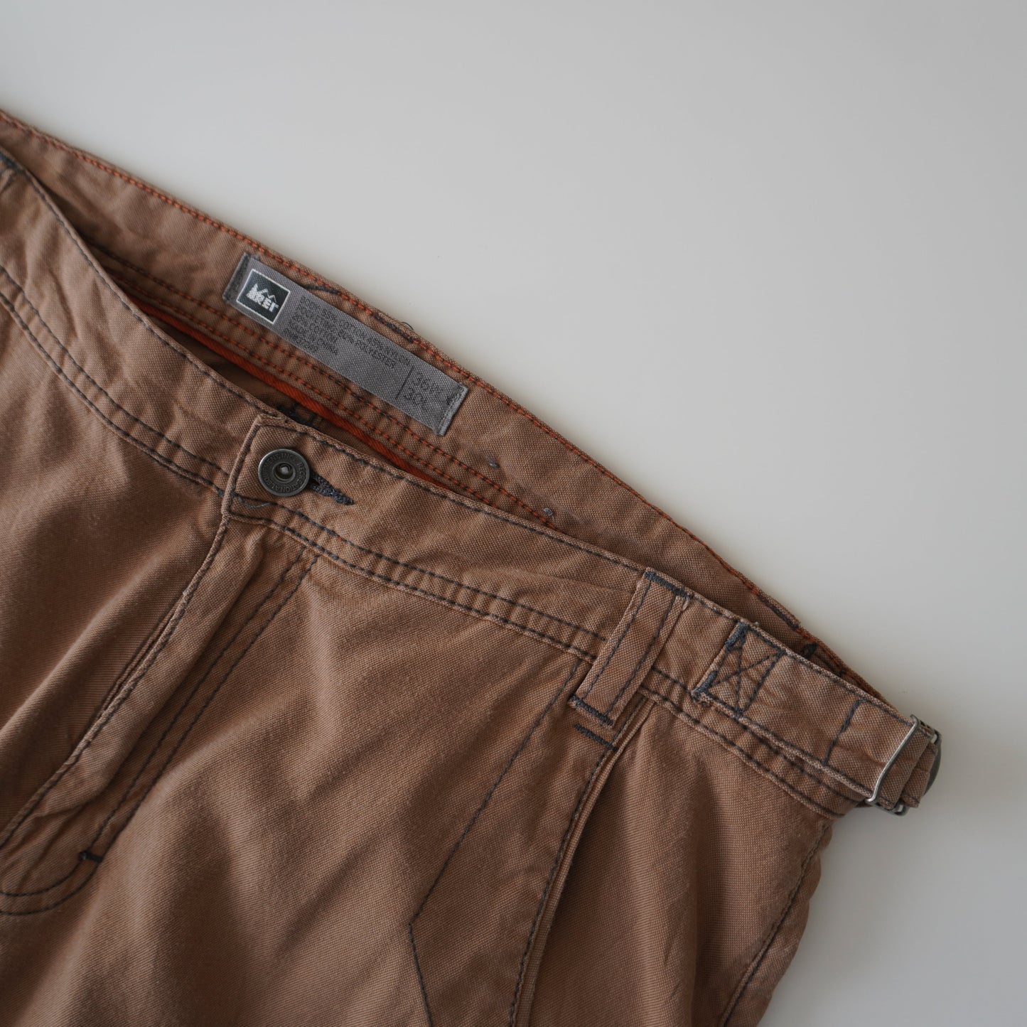 Thrifted – Pantalón Cargo Café REI Outdoor Talla 36x30 USA | Cintura 46 cm | Largo 102 cm | Talón 22 cm