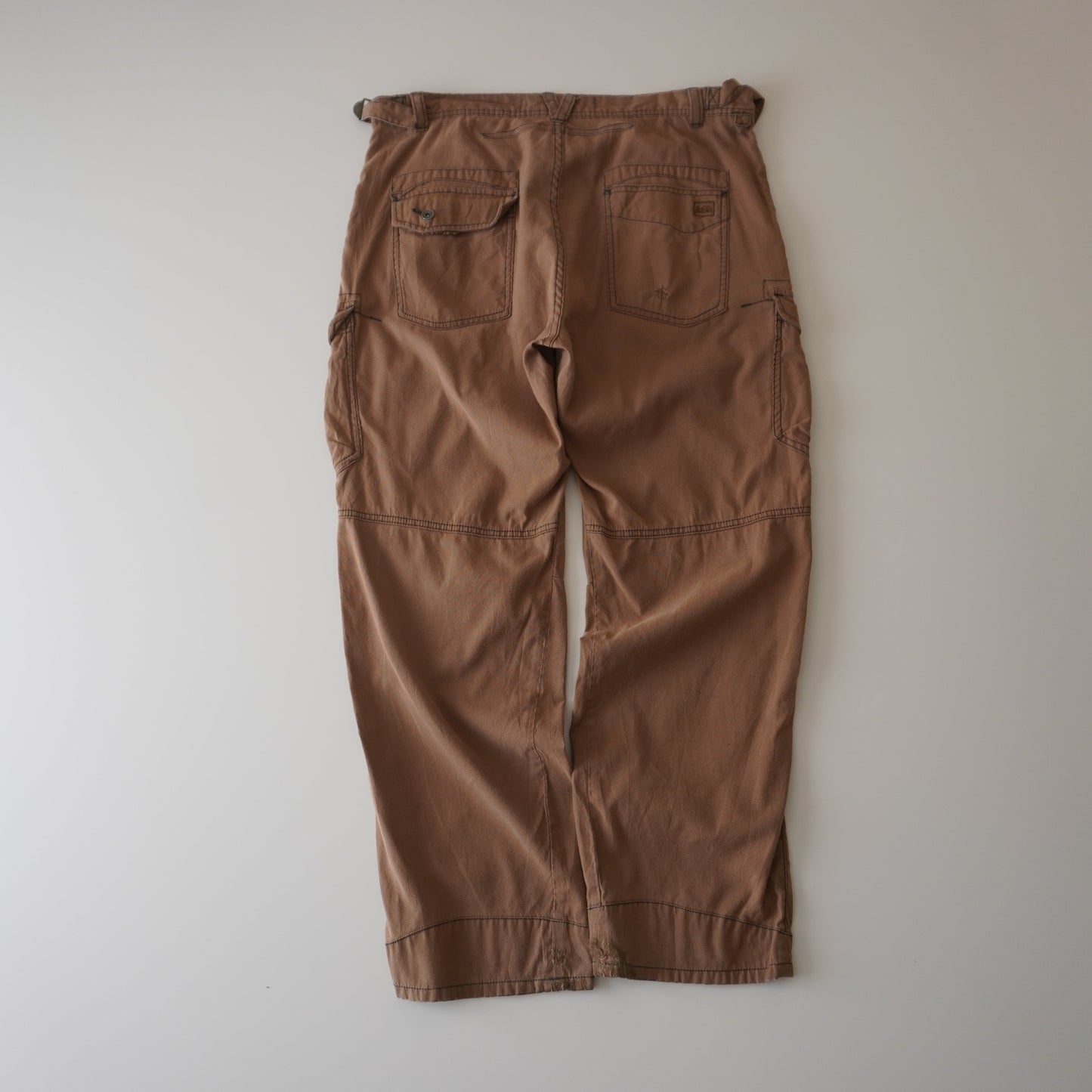 Thrifted – Pantalón Cargo Café REI Outdoor Talla 36x30 USA | Cintura 46 cm | Largo 102 cm | Talón 22 cm