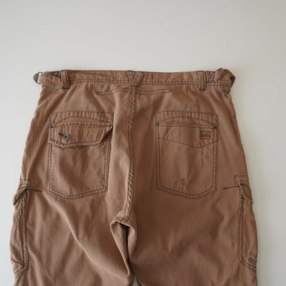 Thrifted – Pantalón Cargo Café REI Outdoor Talla 36x30 USA | Cintura 46 cm | Largo 102 cm | Talón 22 cm