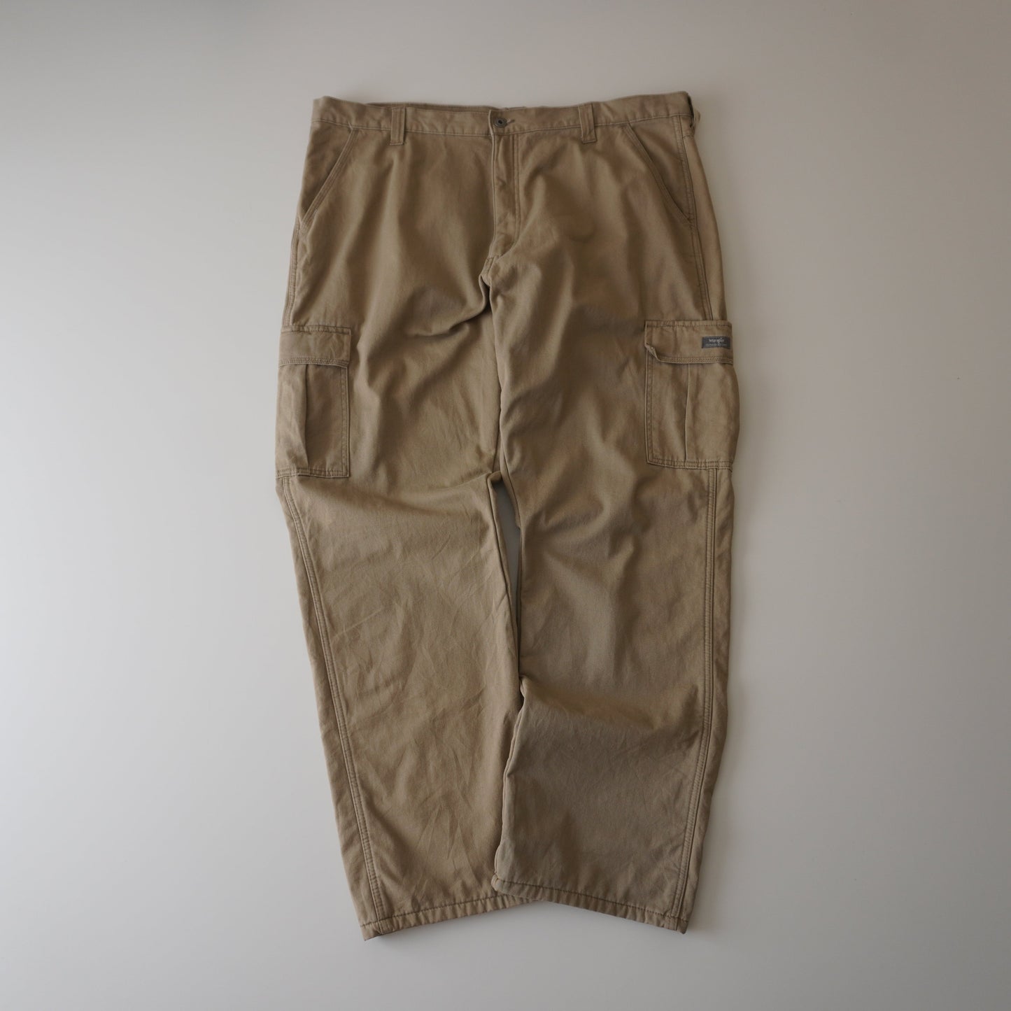 Thrifted – Pantalón Cargo Wrangler Relaxed Fit con Polar Interior Talla 40x30 USA | Cintura 56 cm | Largo 111 cm | Talón 24 cm