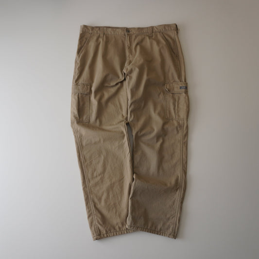Thrifted – Pantalón Cargo Wrangler Relaxed Fit con Polar Interior Talla 40x30 USA | Cintura 56 cm | Largo 111 cm | Talón 24 cm