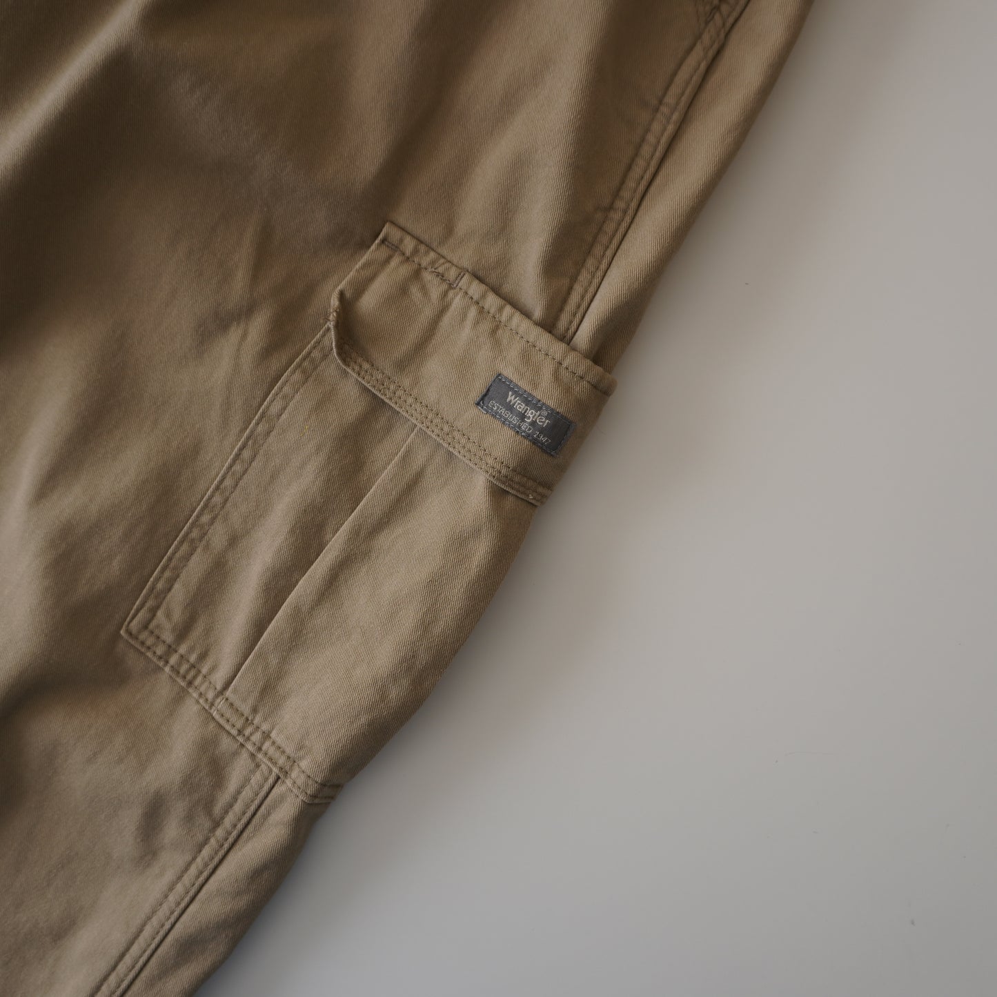 Thrifted – Pantalón Cargo Wrangler Relaxed Fit con Polar Interior Talla 40x30 USA | Cintura 56 cm | Largo 111 cm | Talón 24 cm