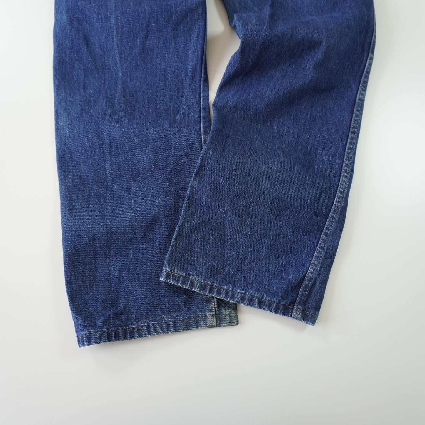 Thrifted – Jean Americano sin marca Botón Cobre Talla 44 CL aprox | Cintura 45 cm | Largo 103 cm | Talón 23 cm