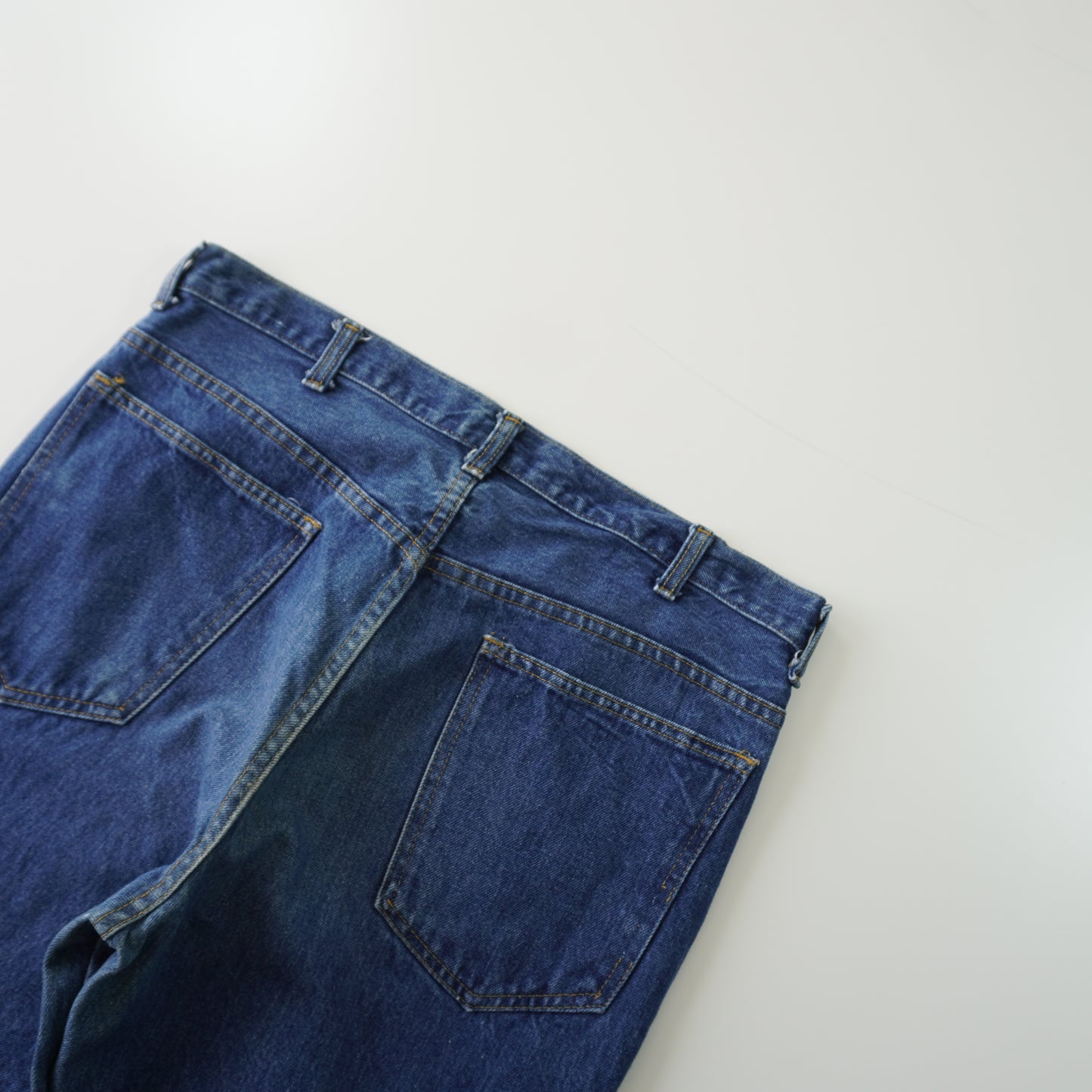 Thrifted – Jean Americano sin marca Botón Cobre Talla 44 CL aprox | Cintura 45 cm | Largo 103 cm | Talón 23 cm