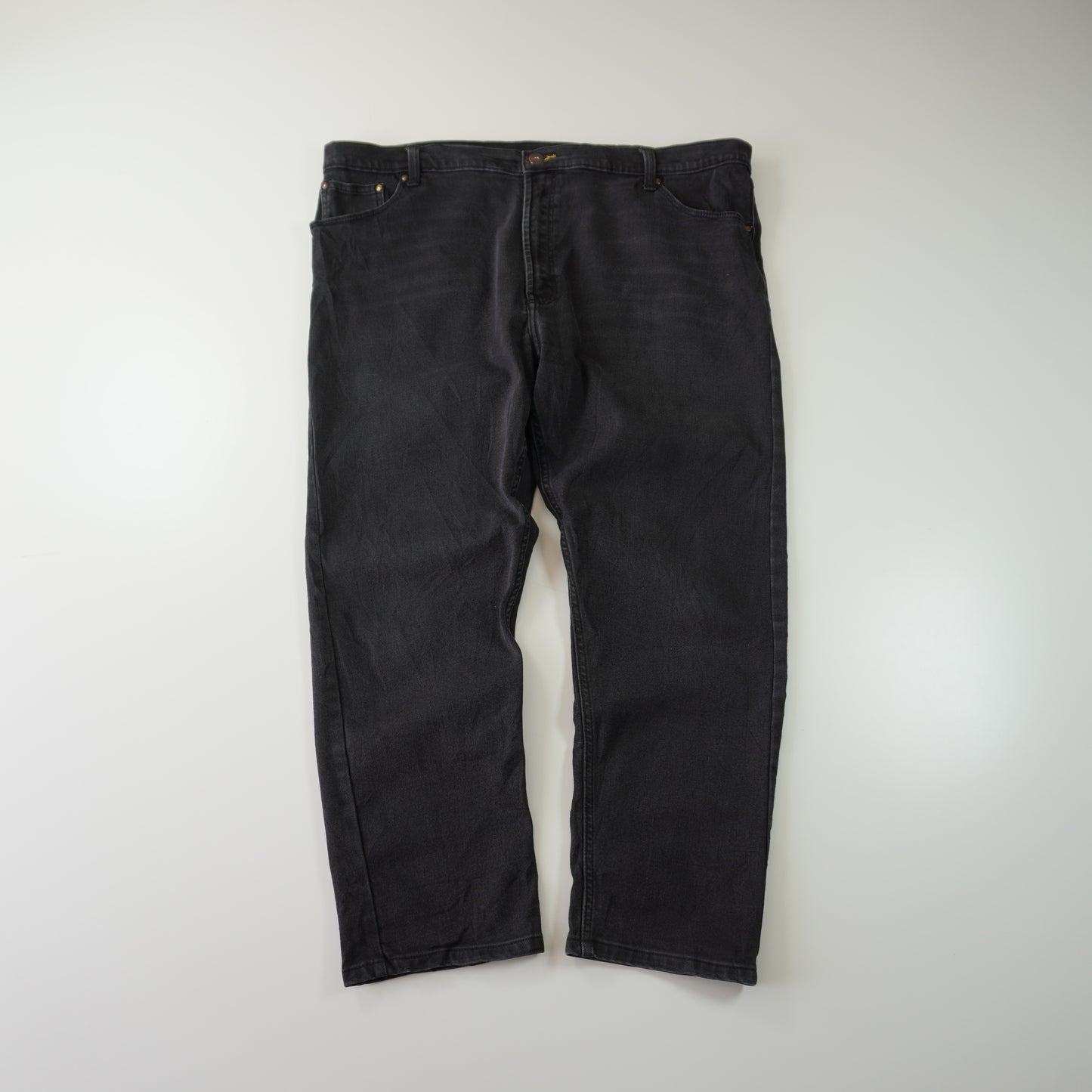 Thrifted – Jean Wrangler Negro Regular Taper Fit Talla 42x30 (CL 52/54) | Cintura 101 cm | Largo 57 cm | Talón 20 cm