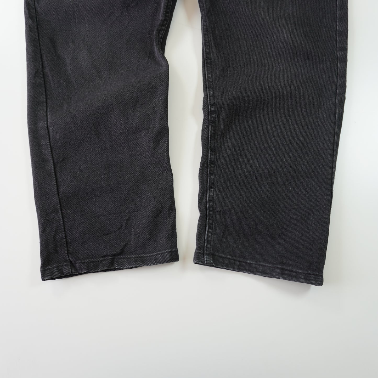 Thrifted – Jean Wrangler Negro Regular Taper Fit Talla 42x30 (CL 52/54) | Cintura 101 cm | Largo 57 cm | Talón 20 cm