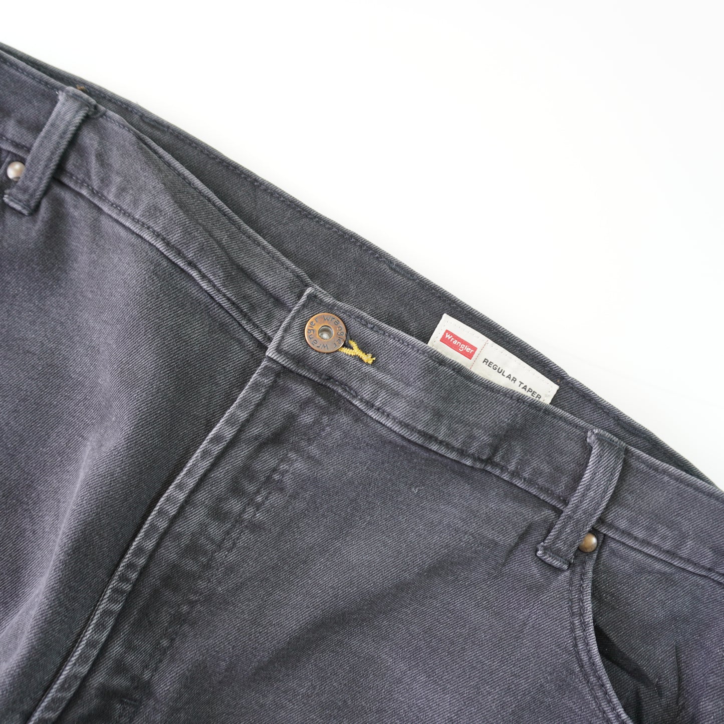 Thrifted – Jean Wrangler Negro Regular Taper Fit Talla 42x30 (CL 52/54) | Cintura 101 cm | Largo 57 cm | Talón 20 cm