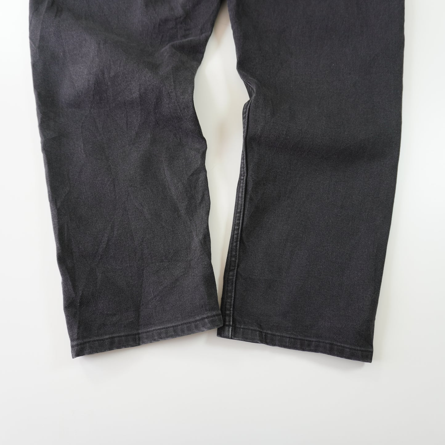 Thrifted – Jean Wrangler Negro Regular Taper Fit Talla 42x30 (CL 52/54) | Cintura 101 cm | Largo 57 cm | Talón 20 cm