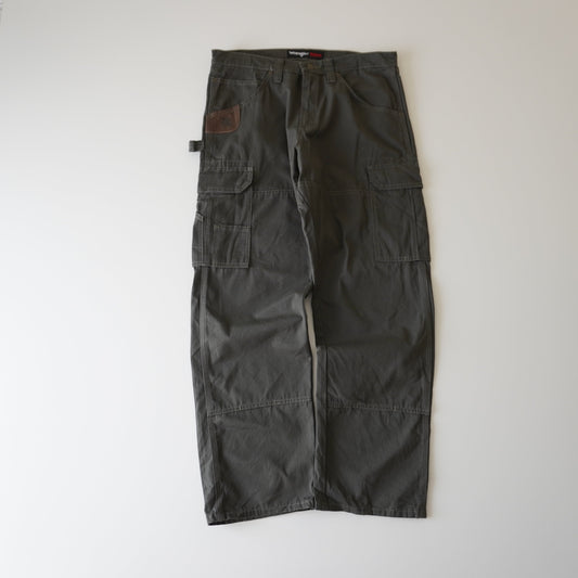 Thrifted – Pantalón Cargo Verde Riggs by Wrangler Talla 33x30 USA | Cintura 43 cm | Largo 103 cm | Talón 23 cm