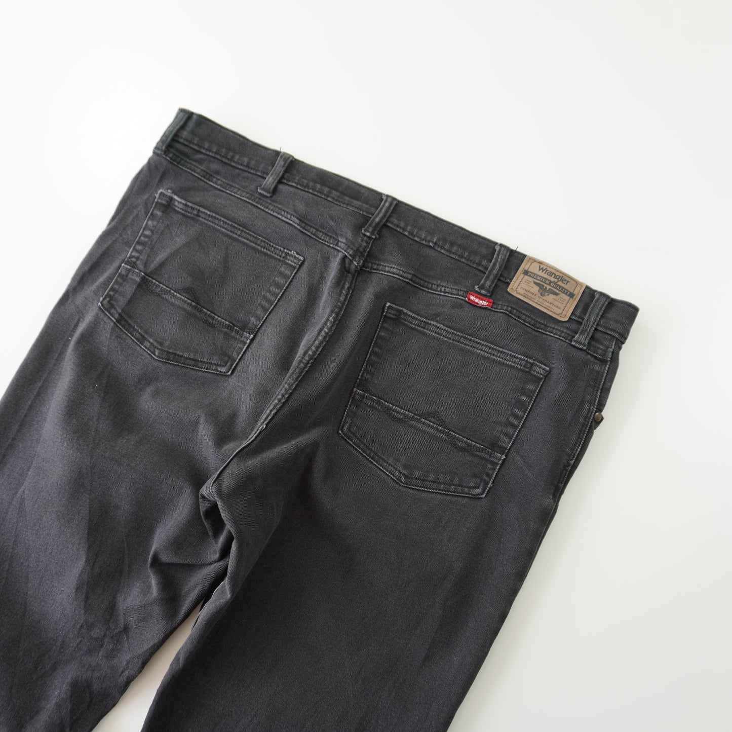 Thrifted – Jean Wrangler Negro Regular Taper Fit Talla 42x30 (CL 52/54) | Cintura 101 cm | Largo 57 cm | Talón 20 cm