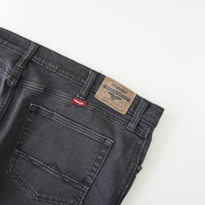 Thrifted – Jean Wrangler Negro Regular Taper Fit Talla 42x30 (CL 52/54) | Cintura 101 cm | Largo 57 cm | Talón 20 cm