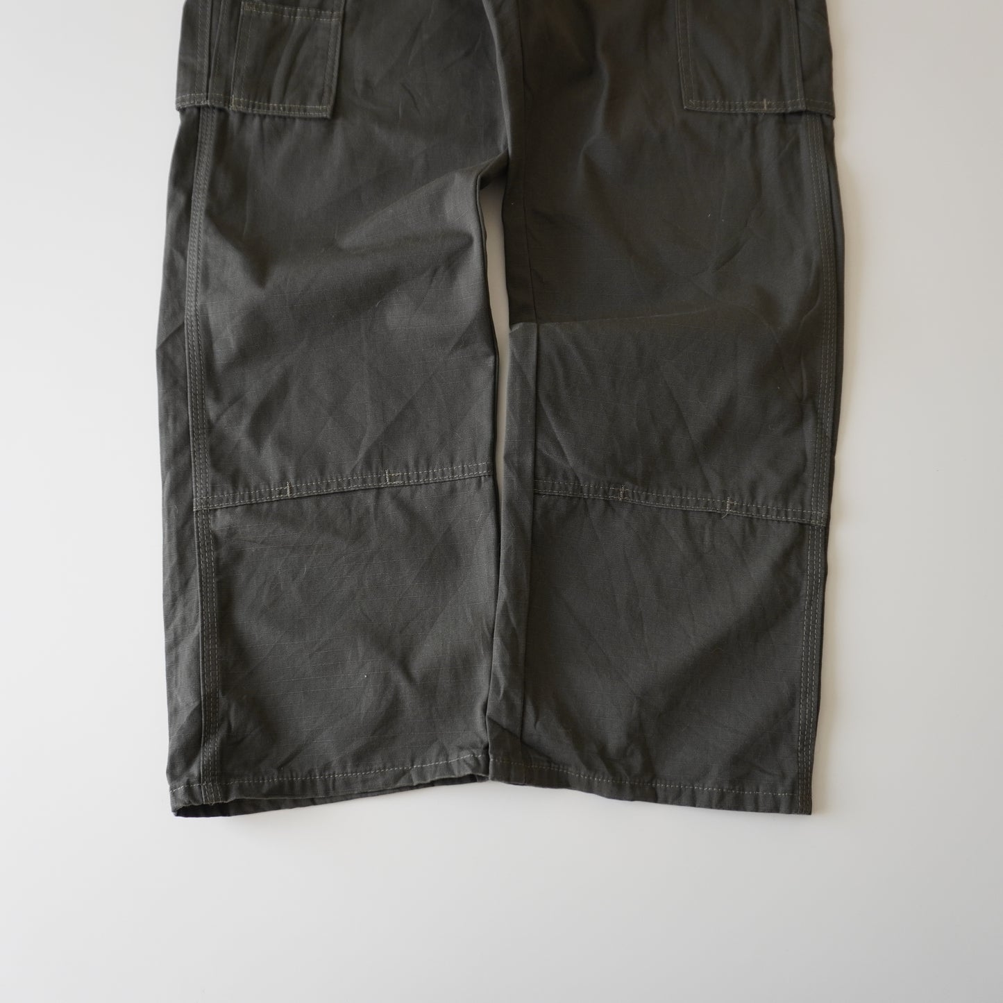 Thrifted – Pantalón Cargo Verde Riggs by Wrangler Talla 33x30 USA | Cintura 43 cm | Largo 103 cm | Talón 23 cm