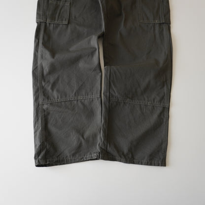 Thrifted – Pantalón Cargo Verde Riggs by Wrangler Talla 33x30 USA | Cintura 43 cm | Largo 103 cm | Talón 23 cm