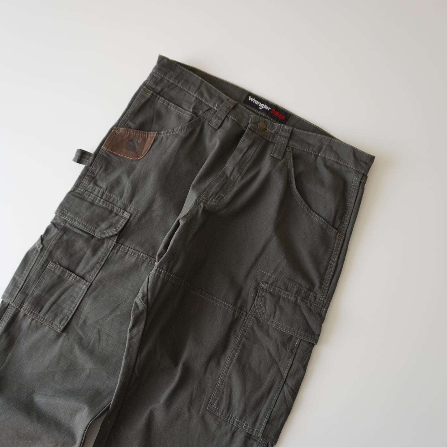 Thrifted – Pantalón Cargo Verde Riggs by Wrangler Talla 33x30 USA | Cintura 43 cm | Largo 103 cm | Talón 23 cm