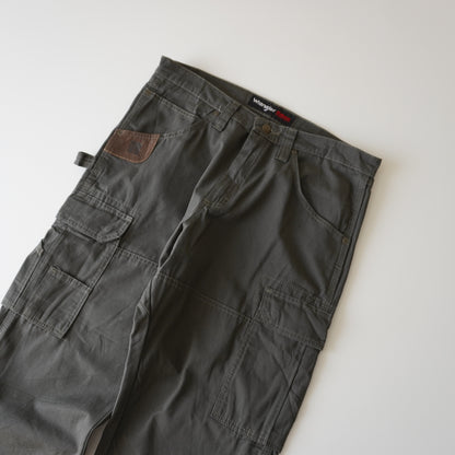 Thrifted – Pantalón Cargo Verde Riggs by Wrangler Talla 33x30 USA | Cintura 43 cm | Largo 103 cm | Talón 23 cm