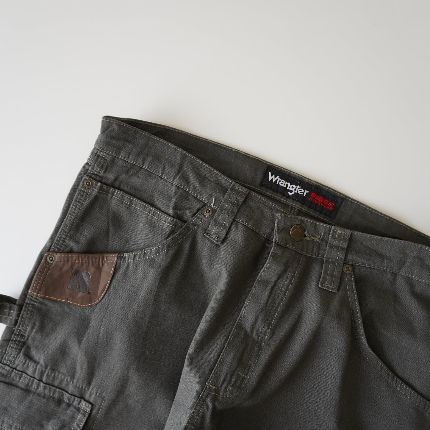 Thrifted – Pantalón Cargo Verde Riggs by Wrangler Talla 33x30 USA | Cintura 43 cm | Largo 103 cm | Talón 23 cm