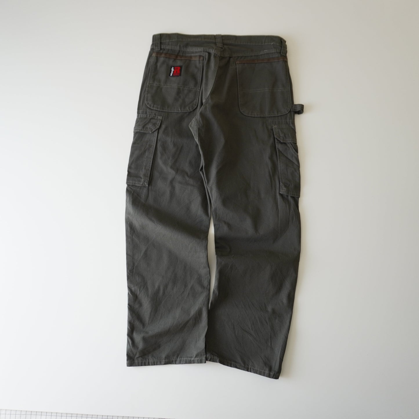 Thrifted – Pantalón Cargo Verde Riggs by Wrangler Talla 33x30 USA | Cintura 43 cm | Largo 103 cm | Talón 23 cm
