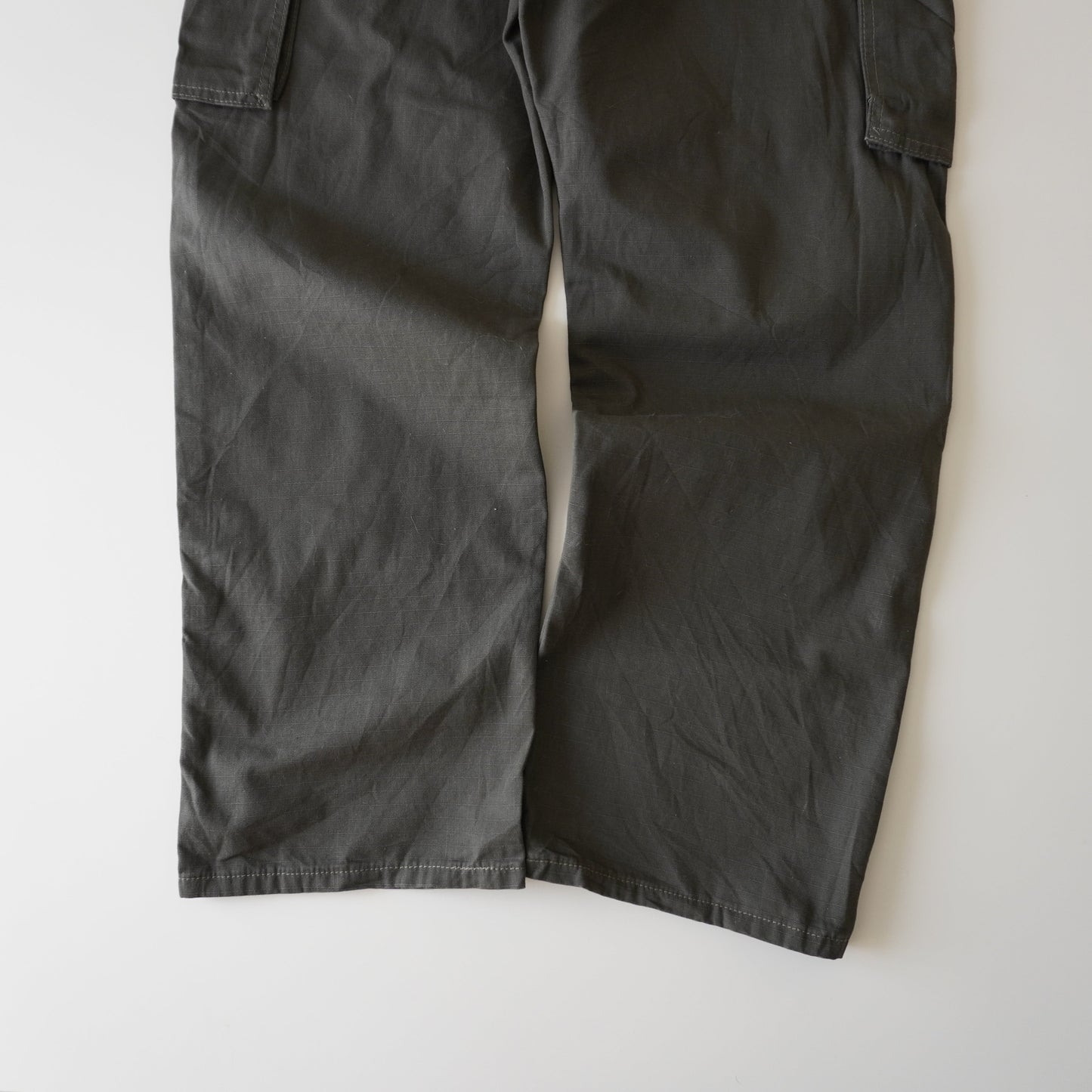 Thrifted – Pantalón Cargo Verde Riggs by Wrangler Talla 33x30 USA | Cintura 43 cm | Largo 103 cm | Talón 23 cm