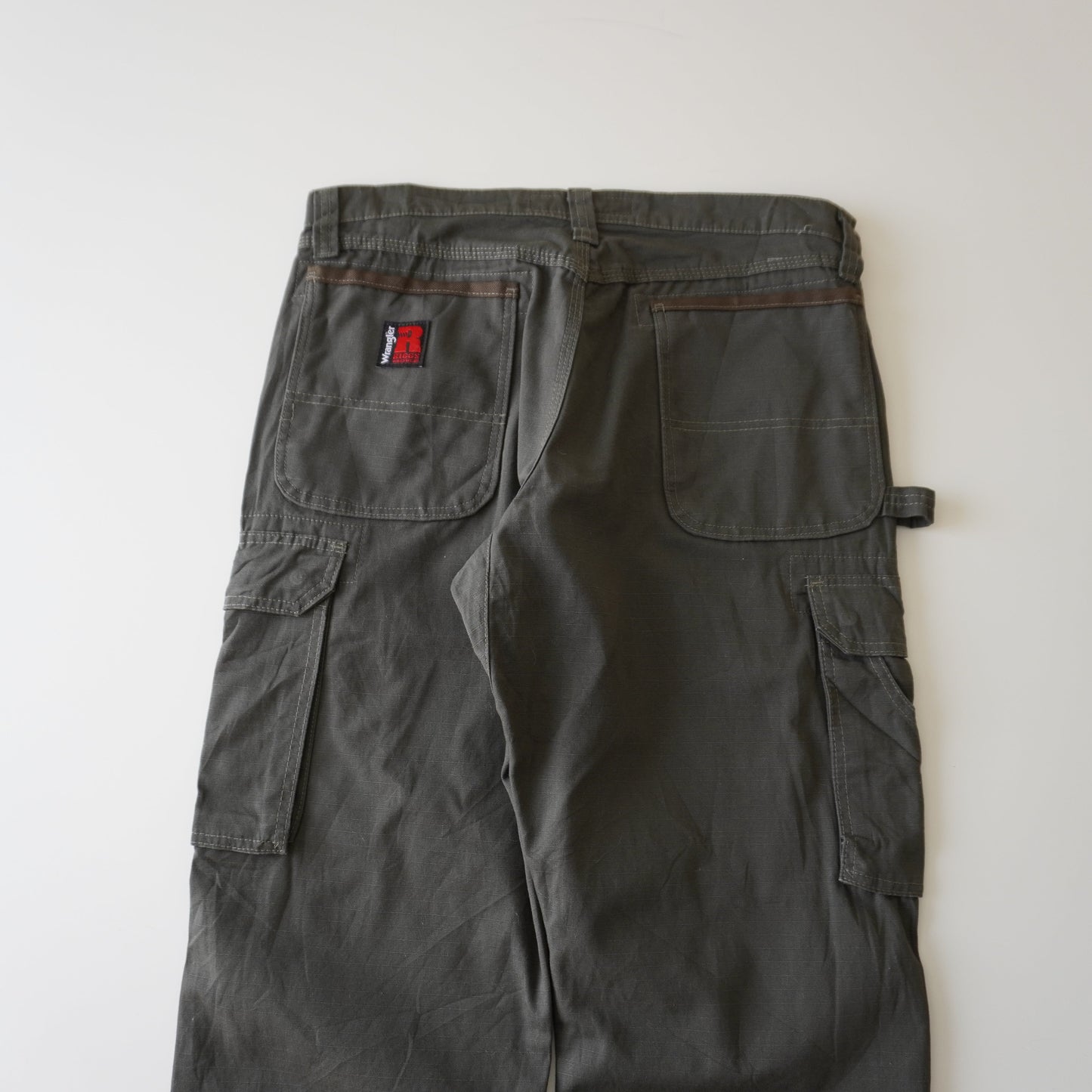 Thrifted – Pantalón Cargo Verde Riggs by Wrangler Talla 33x30 USA | Cintura 43 cm | Largo 103 cm | Talón 23 cm