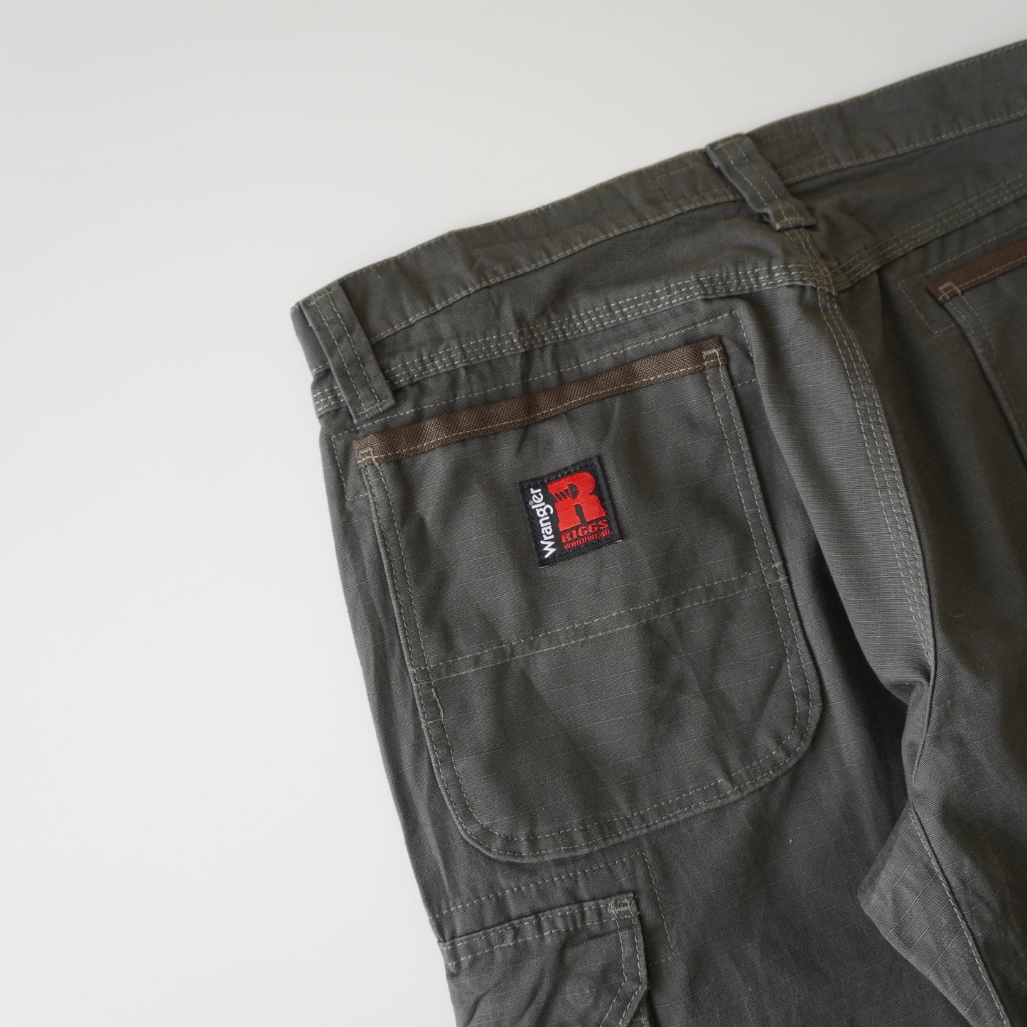 Thrifted – Pantalón Cargo Verde Riggs by Wrangler Talla 33x30 USA | Cintura 43 cm | Largo 103 cm | Talón 23 cm