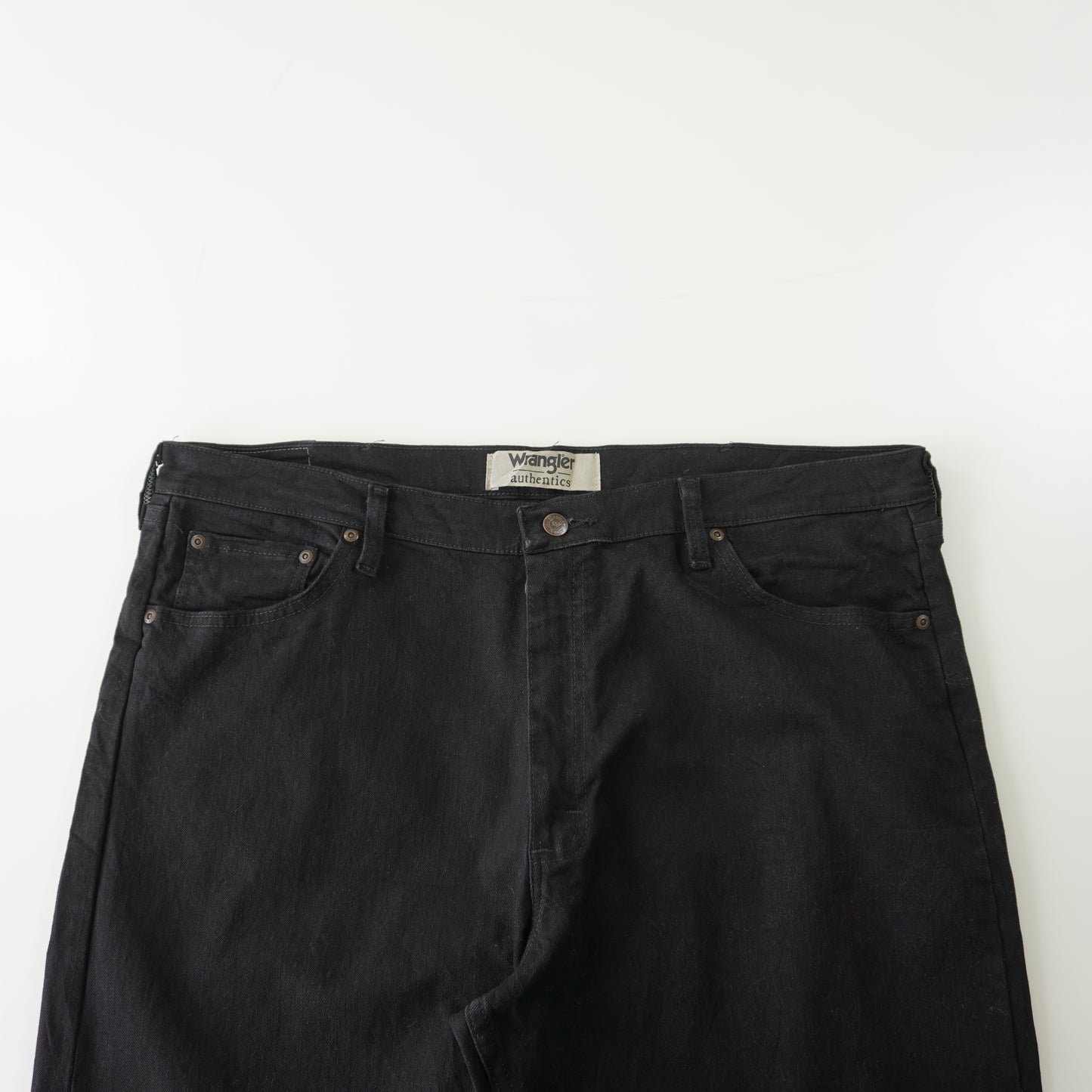 Thrifted – Jean Wrangler Negros Authentics Talla 40x29 (CL 52) | Cintura 54 cm | Largo 52 cm | Talón 23 cm