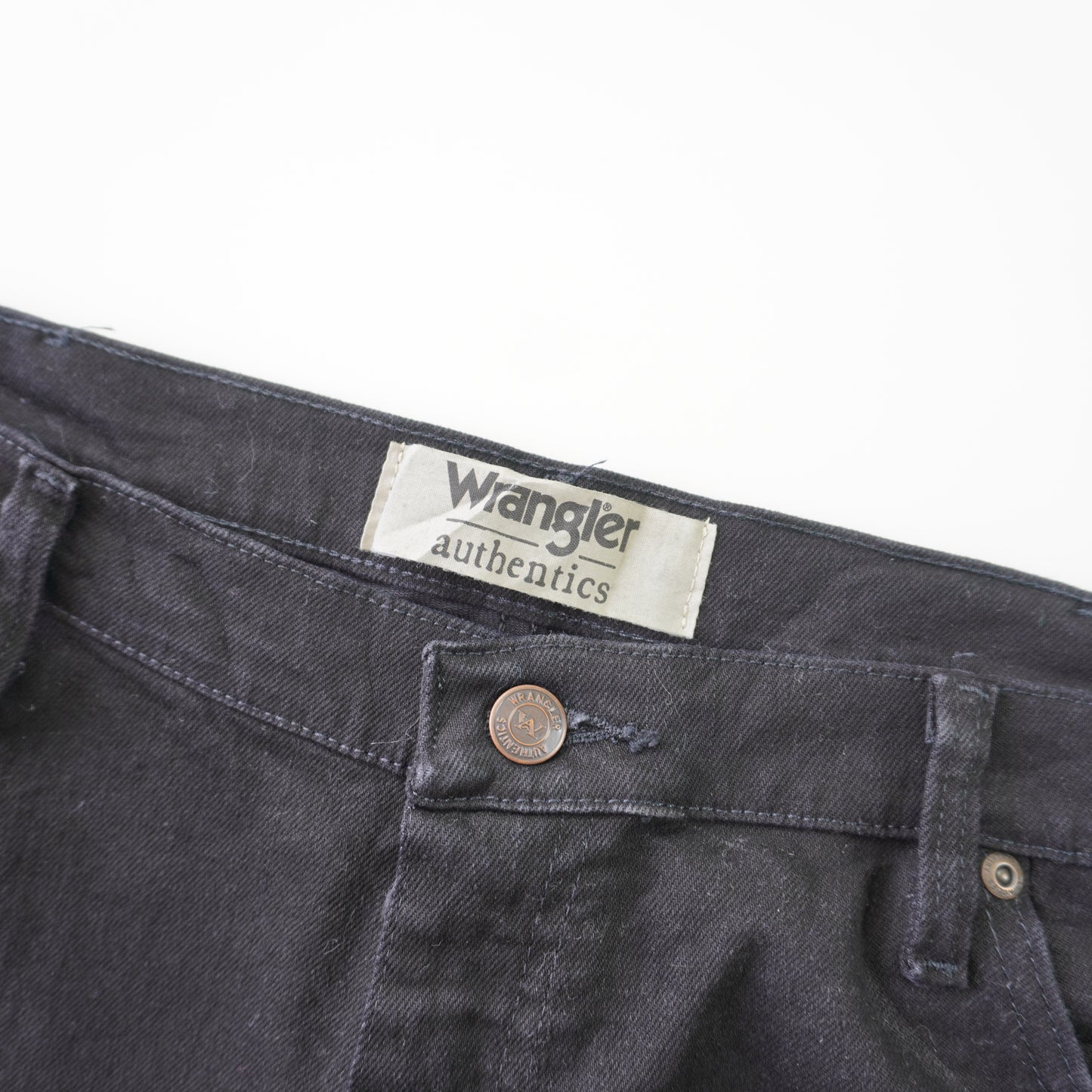 Thrifted – Jean Wrangler Negros Authentics Talla 40x29 (CL 52) | Cintura 54 cm | Largo 52 cm | Talón 23 cm