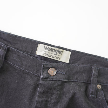 Thrifted – Jean Wrangler Negros Authentics Talla 40x29 (CL 52) | Cintura 54 cm | Largo 52 cm | Talón 23 cm
