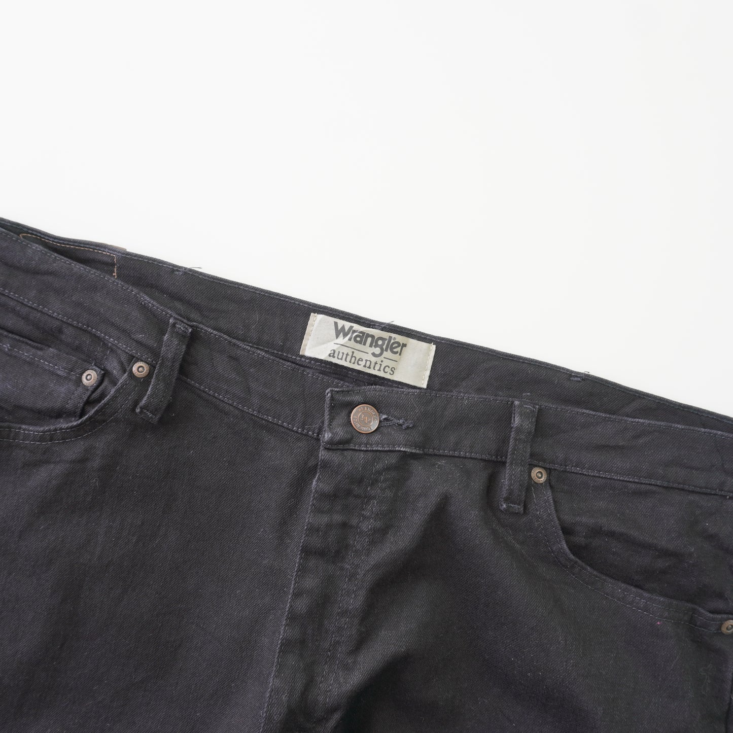 Thrifted – Jean Wrangler Negros Authentics Talla 40x29 (CL 52) | Cintura 54 cm | Largo 52 cm | Talón 23 cm