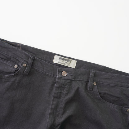 Thrifted – Jean Wrangler Negros Authentics Talla 40x29 (CL 52) | Cintura 54 cm | Largo 52 cm | Talón 23 cm