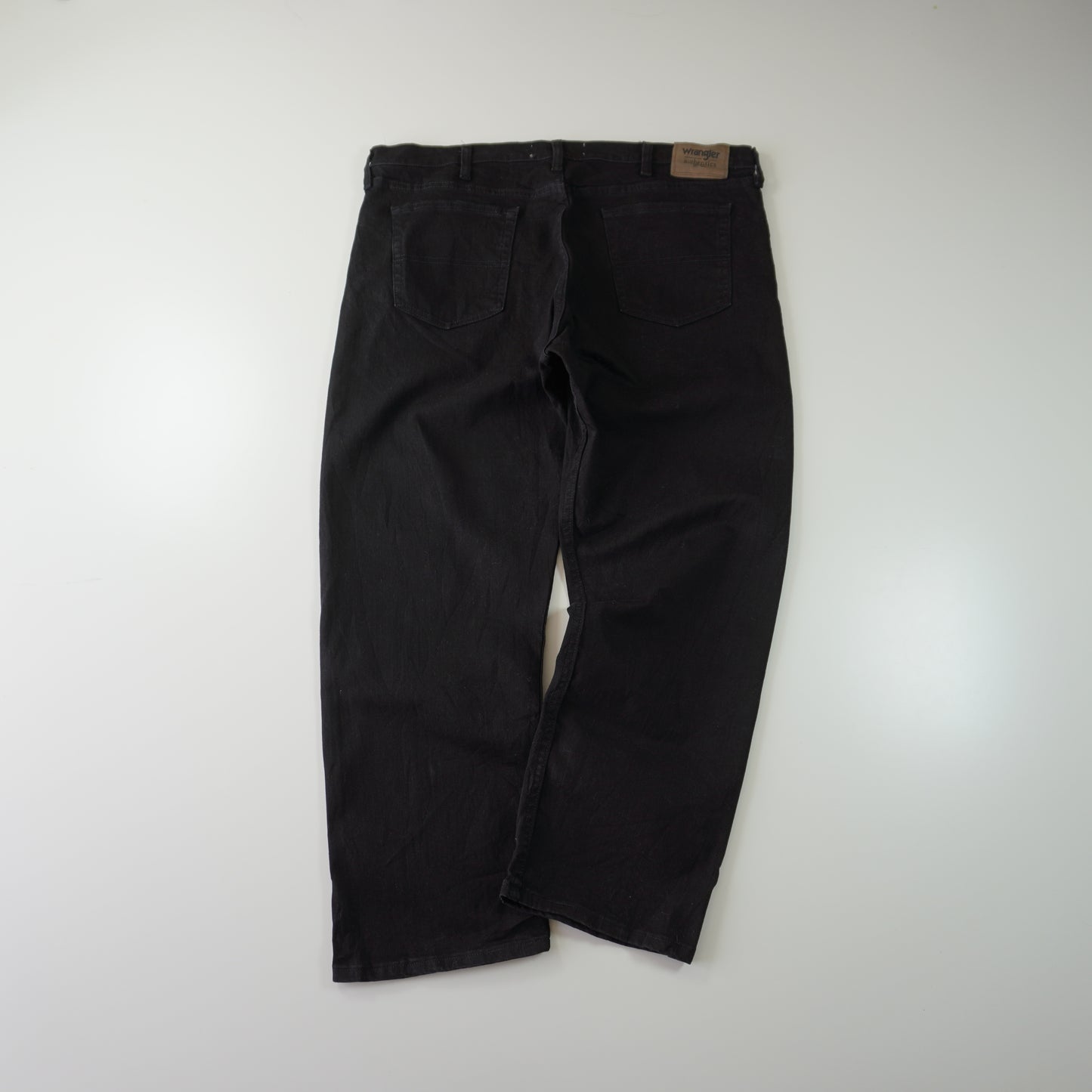 Thrifted – Jean Wrangler Negros Authentics Talla 40x29 (CL 52) | Cintura 54 cm | Largo 52 cm | Talón 23 cm