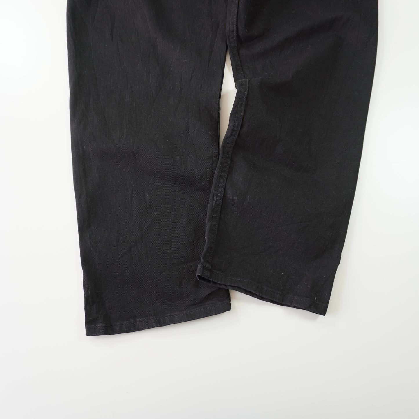 Thrifted – Jean Wrangler Negros Authentics Talla 40x29 (CL 52) | Cintura 54 cm | Largo 52 cm | Talón 23 cm