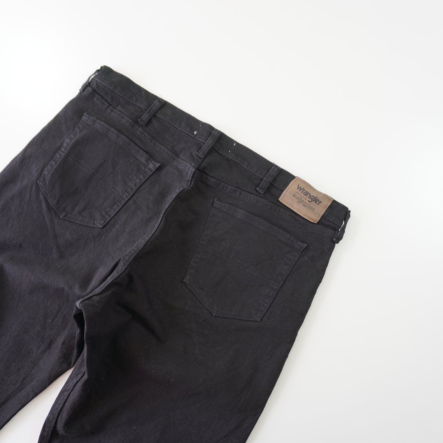 Thrifted – Jean Wrangler Negros Authentics Talla 40x29 (CL 52) | Cintura 54 cm | Largo 52 cm | Talón 23 cm