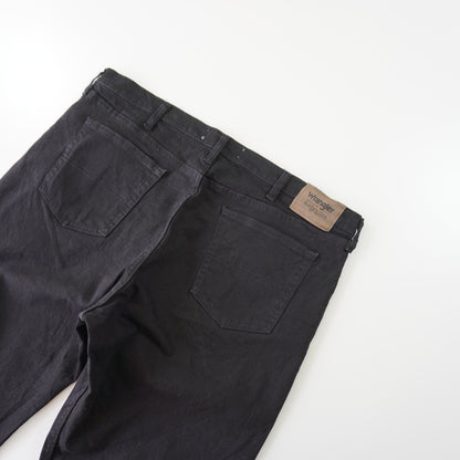 Thrifted – Jean Wrangler Negros Authentics Talla 40x29 (CL 52) | Cintura 54 cm | Largo 52 cm | Talón 23 cm