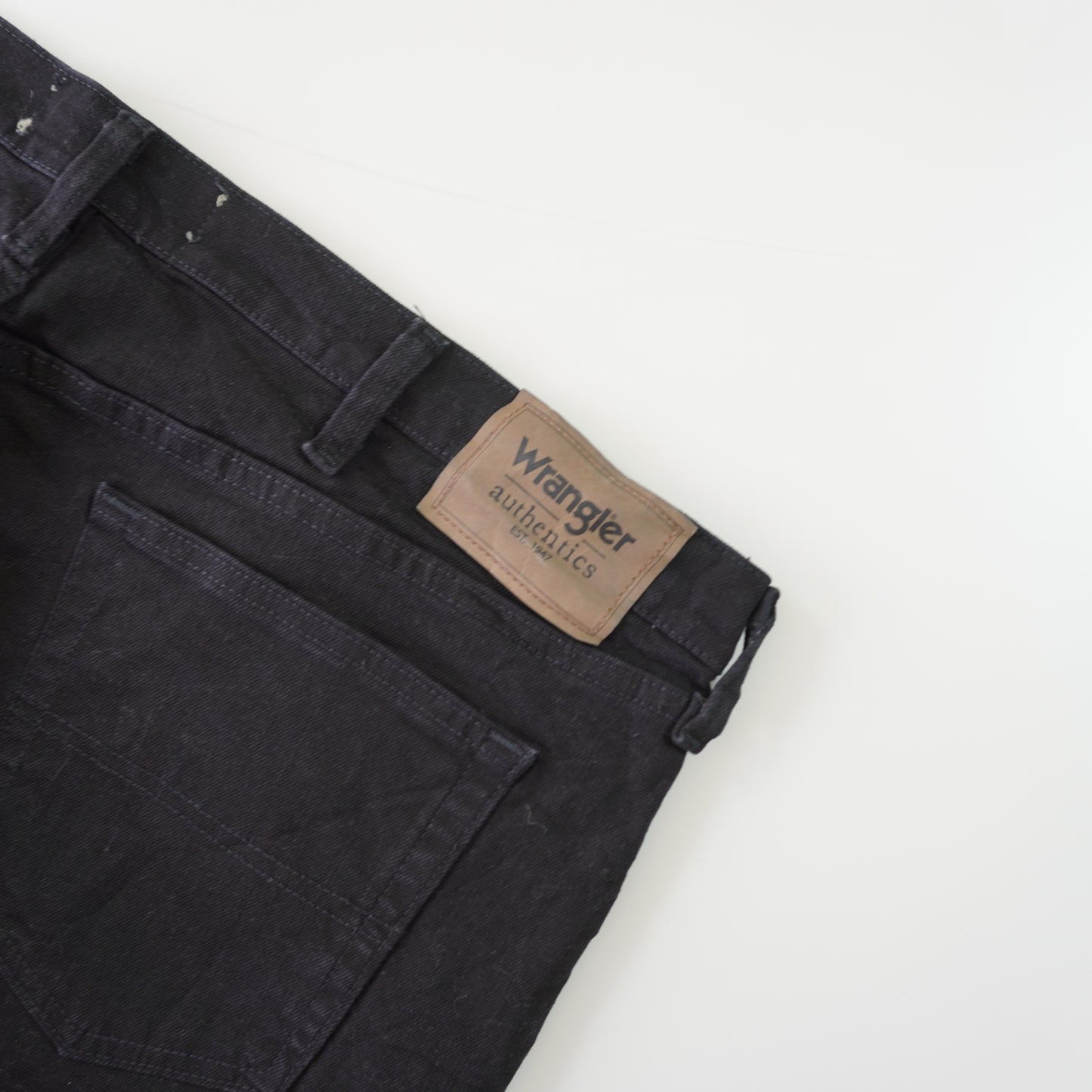 Thrifted – Jean Wrangler Negros Authentics Talla 40x29 (CL 52) | Cintura 54 cm | Largo 52 cm | Talón 23 cm