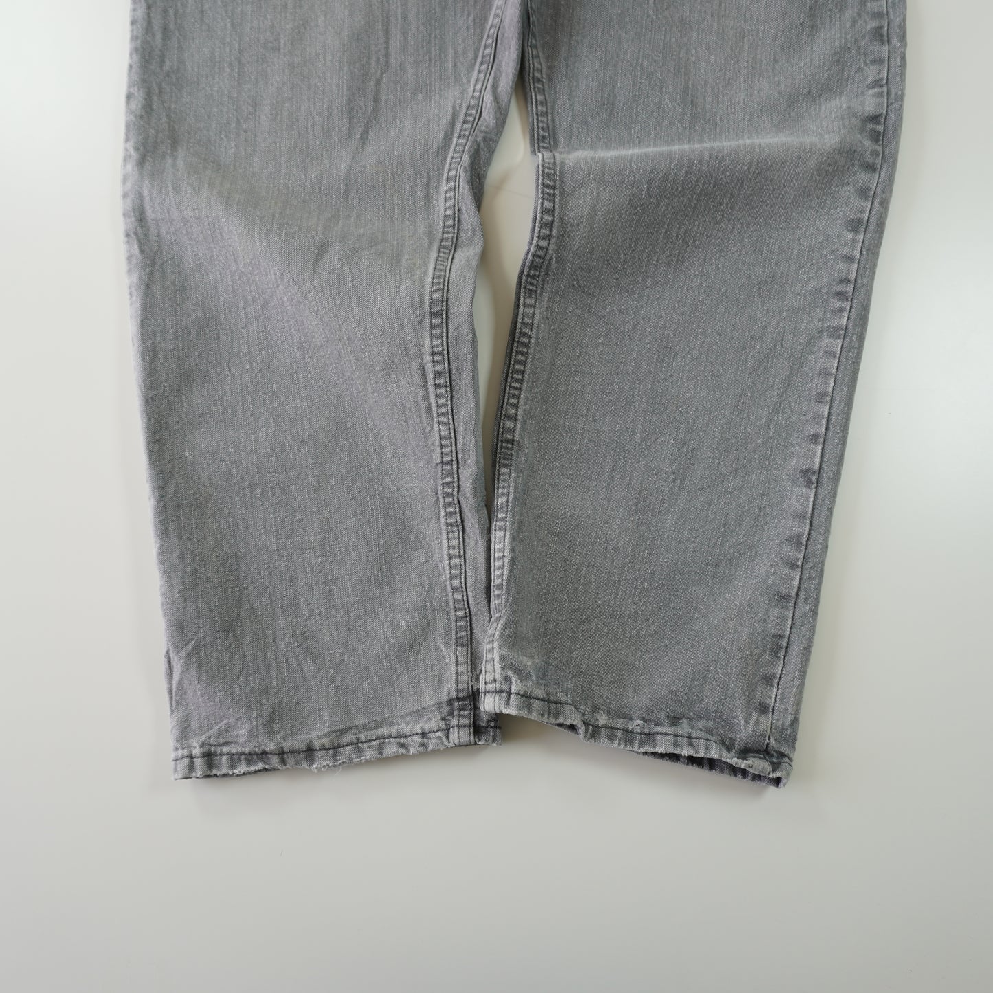 Thrifted – Jean Wrangler Gris Talla 40x30 (CL 50) | Cintura 108 cm | Largo 52 cm | Talón 23 cm