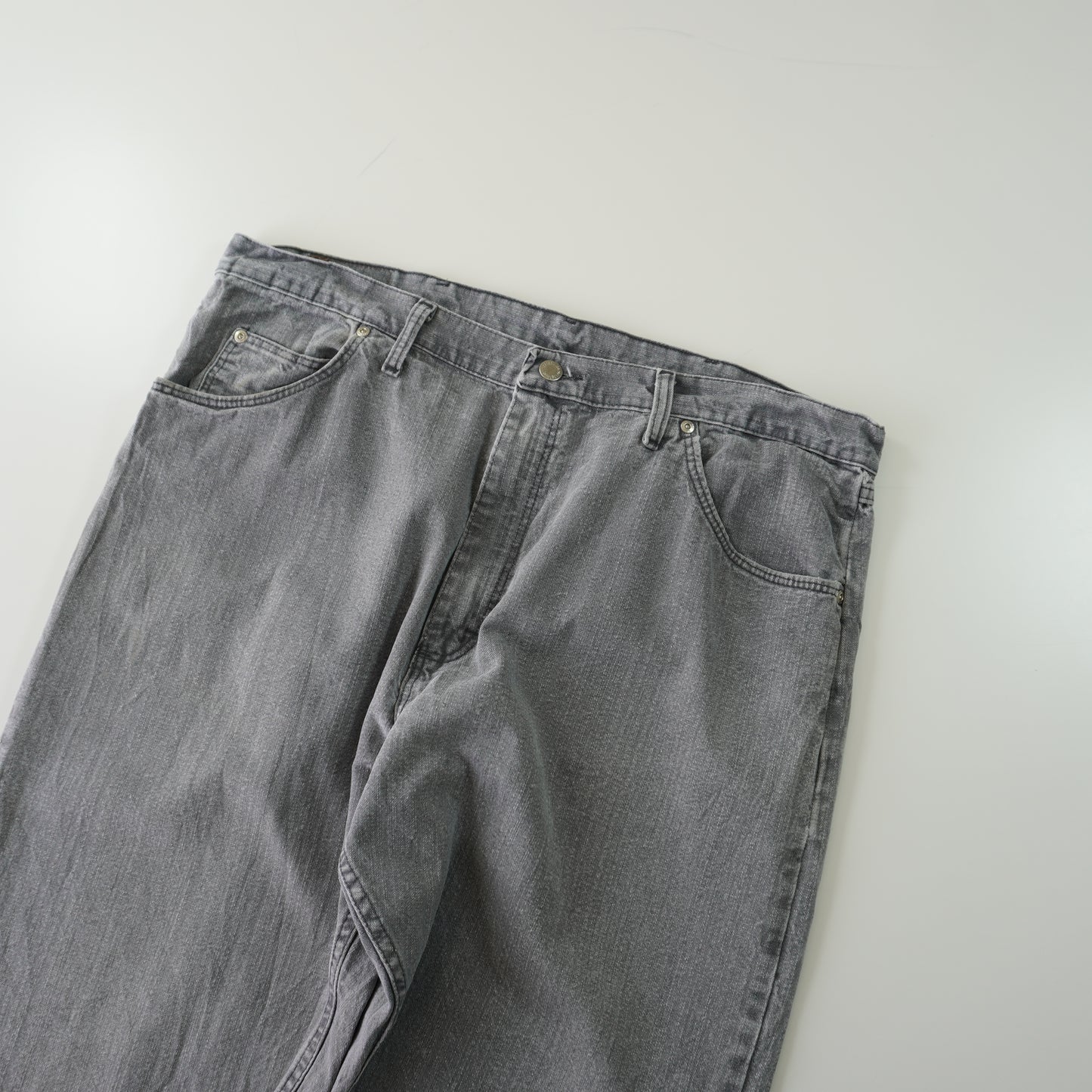 Thrifted – Jean Wrangler Gris Talla 40x30 (CL 50) | Cintura 108 cm | Largo 52 cm | Talón 23 cm